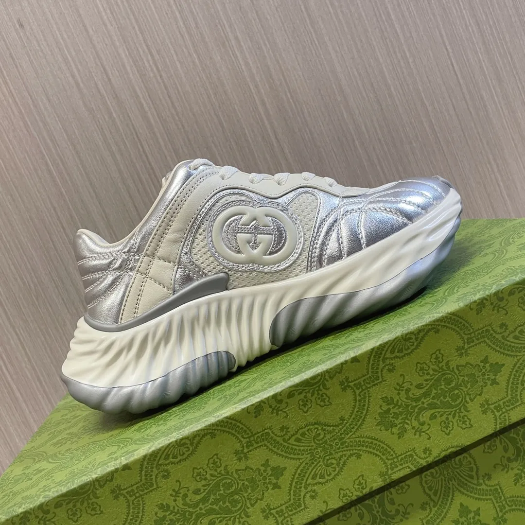 👟👟Ex-factory price 700👟👟 - the latest wave shoes; dad shoes; sports shoes; couple series... Gucci Ripple series sports shoes are made with innovative stitching technology, leather design with three-dimensional interlocking double G leather logo and Gucci letter metal logo embellishment, 3-color combination suction mold technology wavy outsole (soft/shock-absorbing/strong rebound) Original imported sheepskin ➕Original imported sheepskin lining ➕Original open-molded TPU suction mold 3-color outsole (sole thickness 5CM) Women's model 35-40 /